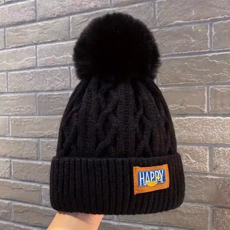 Un gorro cálido de invierno para mujer con un diseño simple de color sólido